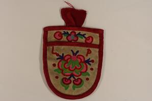 Athapaskan pouch