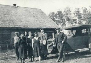 Karl and Dorien Deering with various family at Lac St Anne homestead